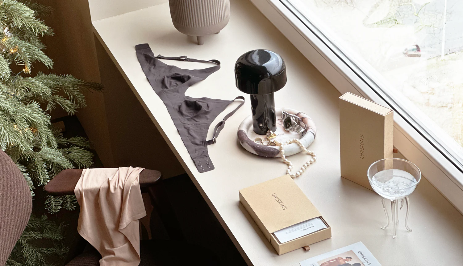 INTERNATIONAL DELIVERY & HASSLE-FREE RETURNS